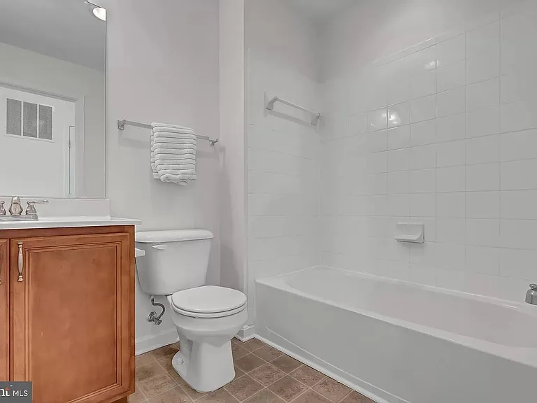 Full Bathroom with Tub