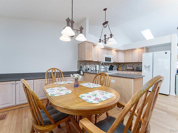 4th image of 159 Addison Cir