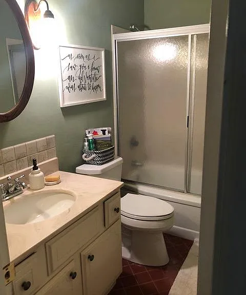 Guest bath (full)