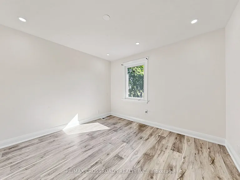 1496 Simcoe St N — Photo 5
