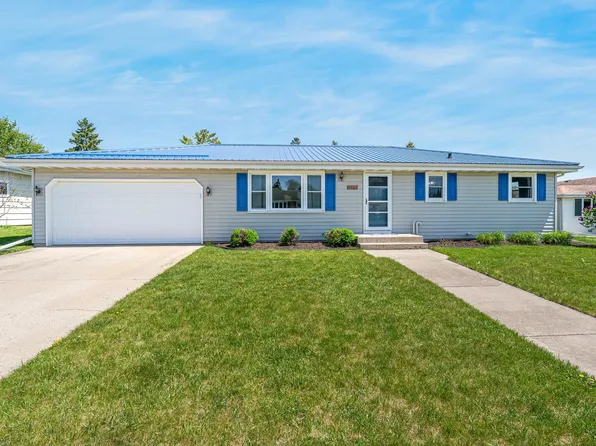 1290 Wild Rose Ln, Neenah, WI 54956