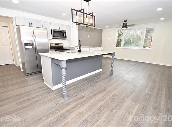 4th image of 1211 Chronicle Ave