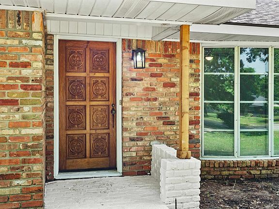 2nd image of 1001 Akin Dr