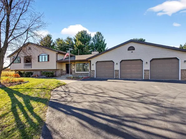 7009 Barber CIRCLE, West Bend, WI 53090