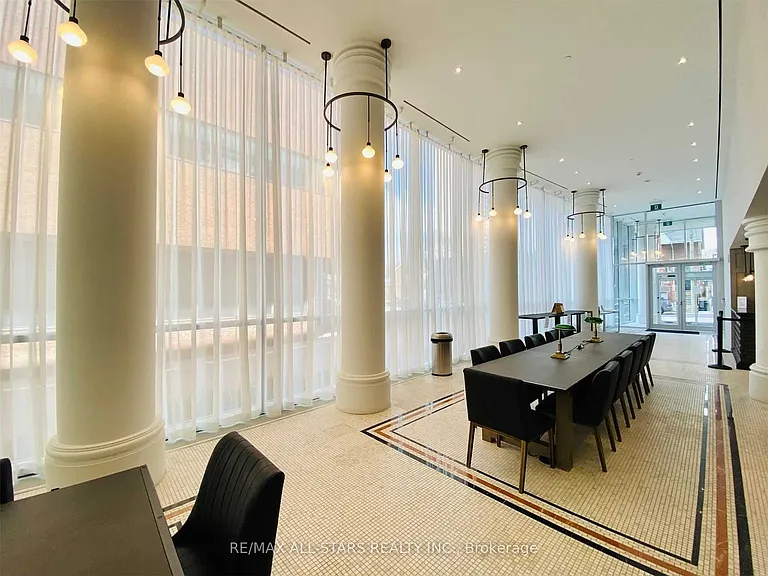 33 Helendale Ave #2302 — Photo 2