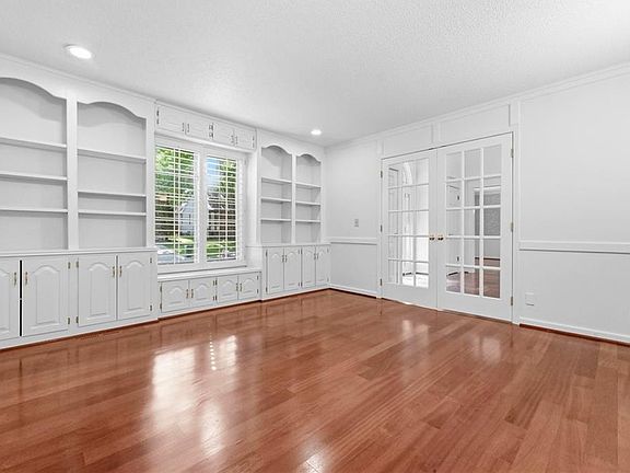 5th image of 10164 Mackey St