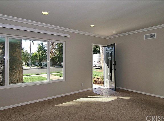 3rd image of 6844 Lasaine Ave