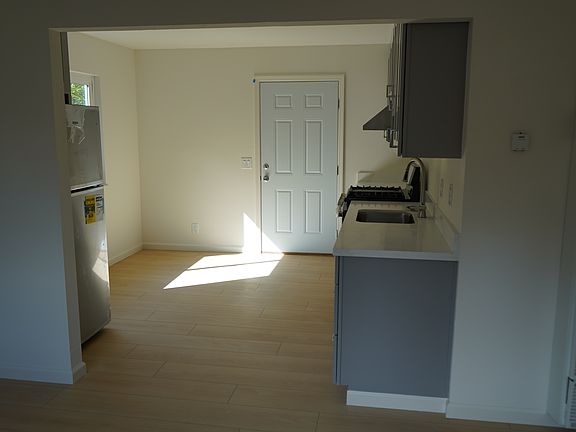 4th image of 126 S Grant St #128