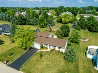 6280 Cherokee Hills Dr, Rockford, IL 61109