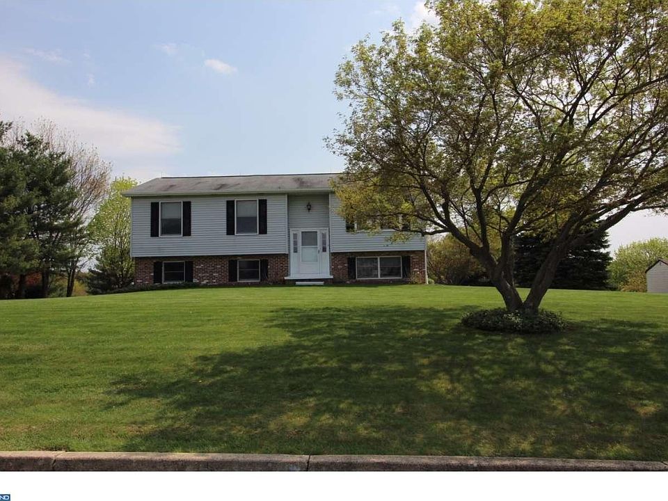 1st image of 8 Cochran Dr