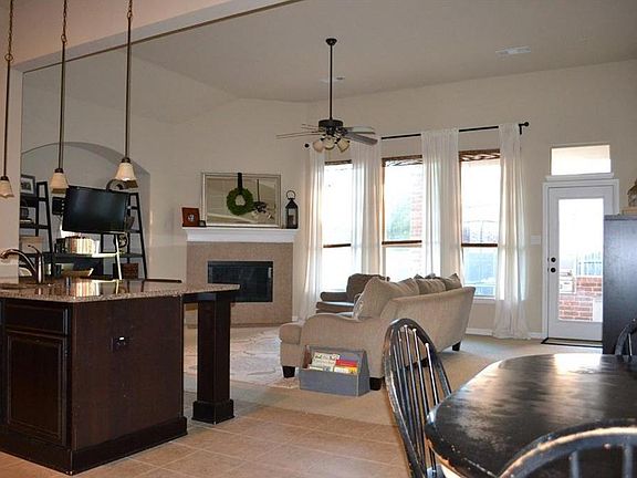 3rd image of 1601 Mockingbird Dr