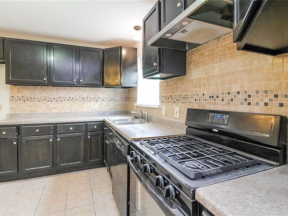 3rd image of 2105 Laurel Ln