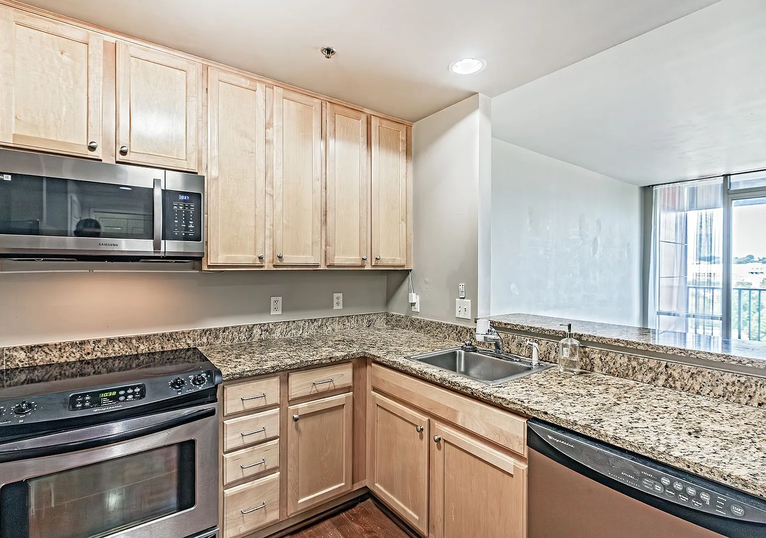 Christina Landing - 1 Bedroom, 1 Bath riverfront apartment home — Photo 2
