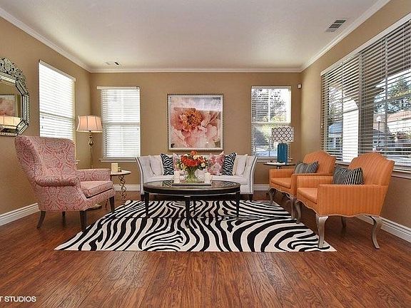 5th image of 220 Abigail Cir