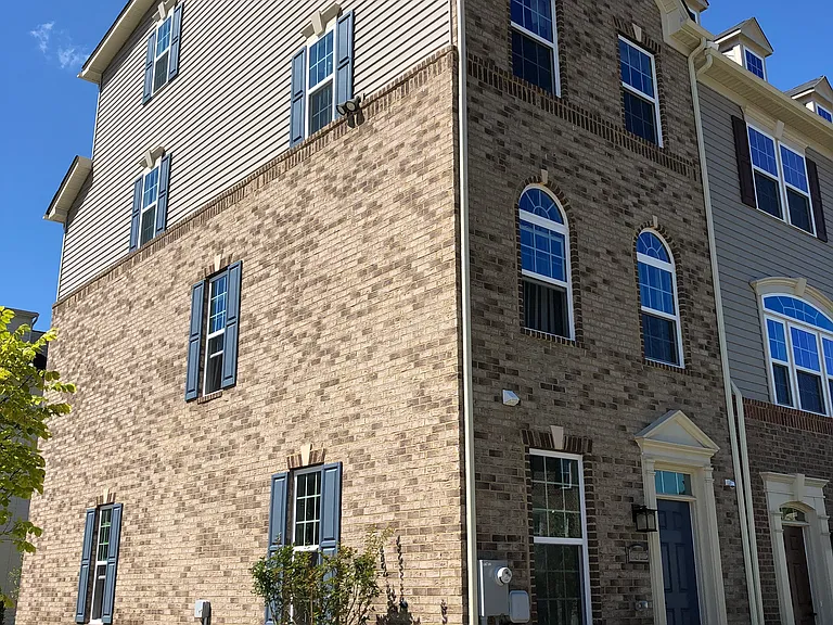 End unit front outside 6 more windows!