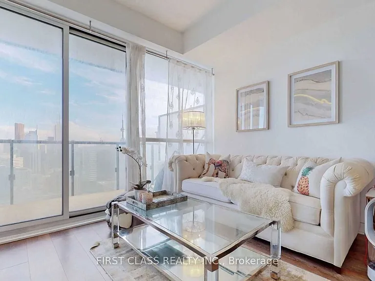 15 Grenville St #4202 — Photo 1