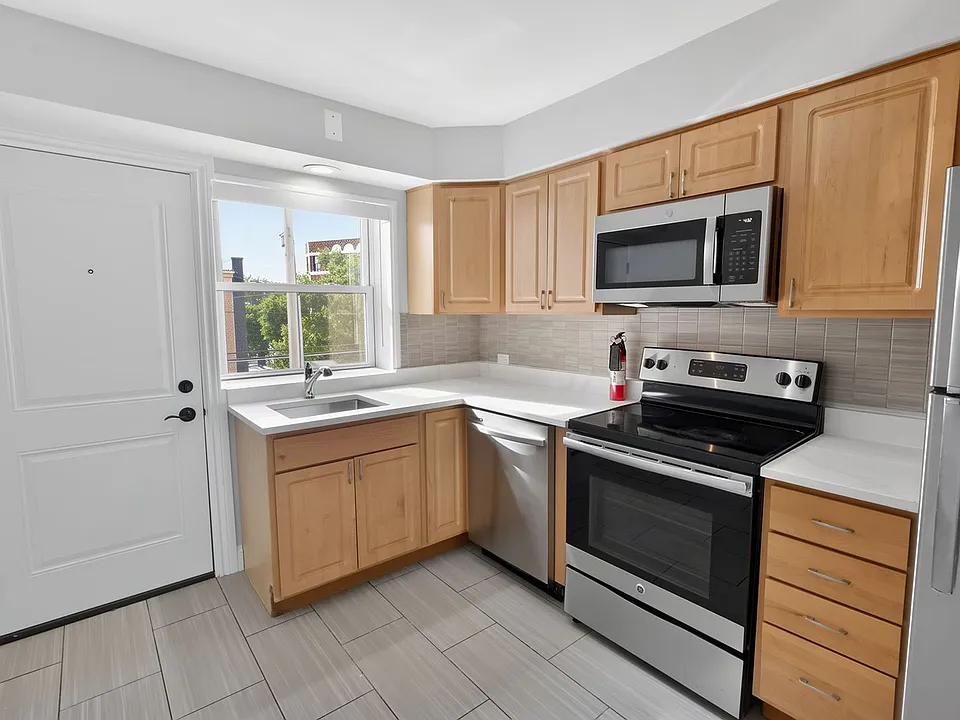 7630-38 N Eastlake Ter