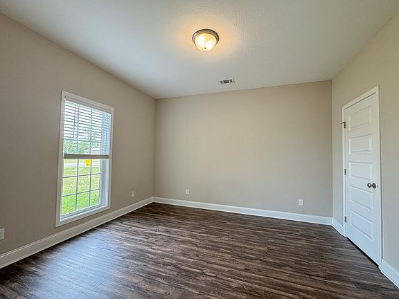 4th image of 211 Silverthorn Dr