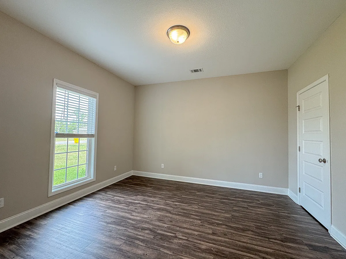 Building Photo - 211 Silverthorn Dr