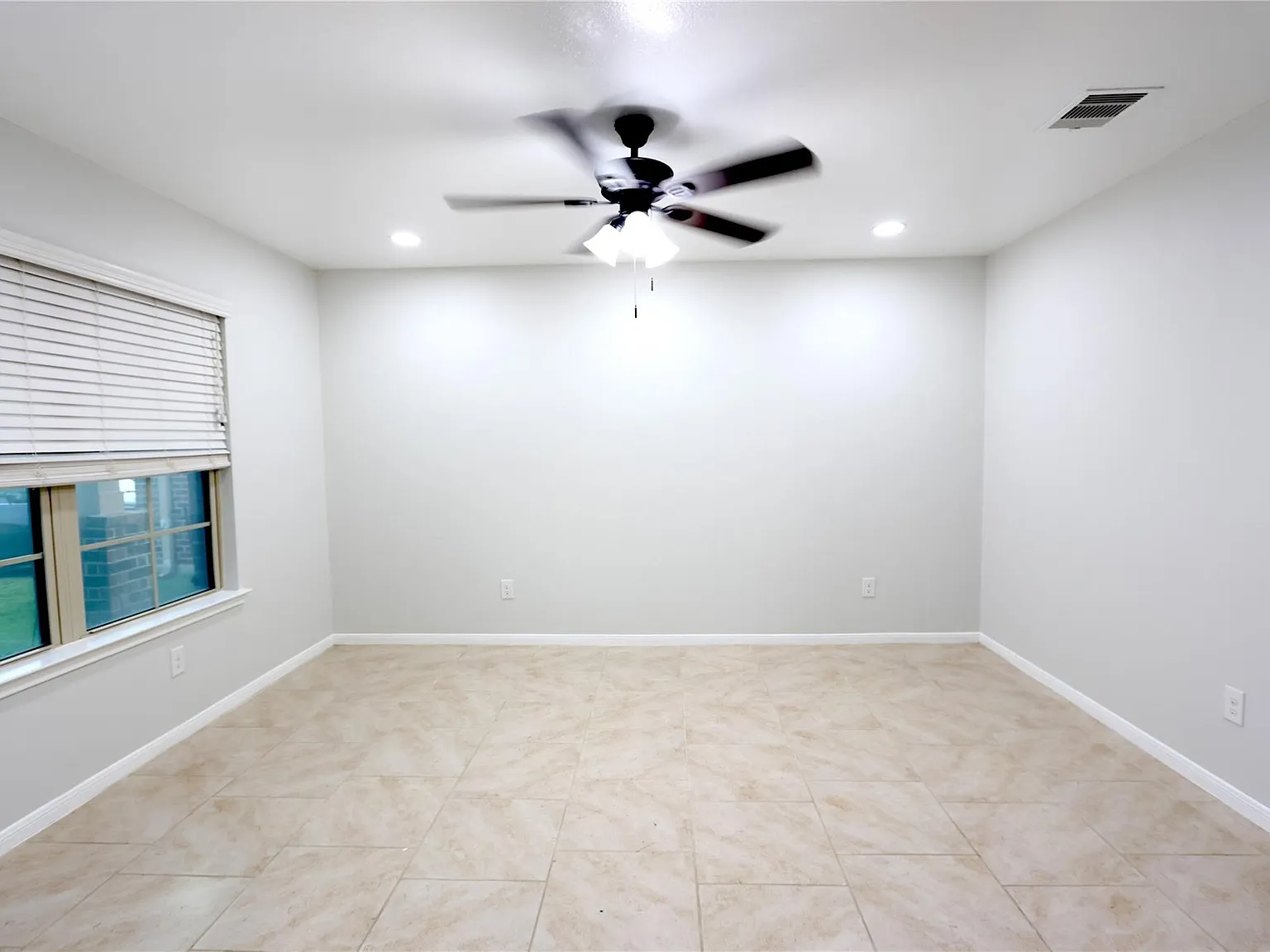 4 bed, 3.5 bath, 2545 sqft, $2,700 — Photo 2