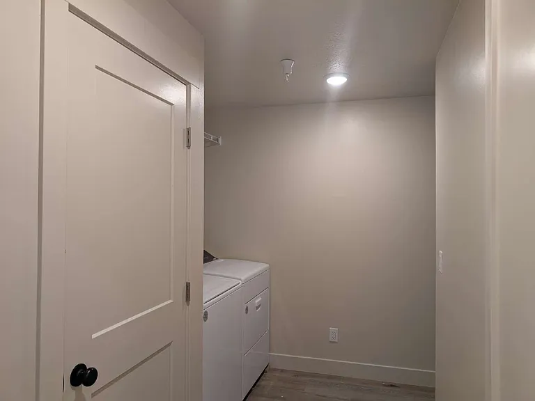 150 E 700 N #11 — Photo 6