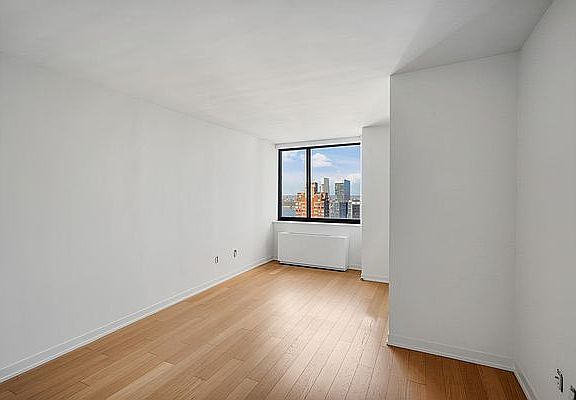 4th image of 1 Columbus Pl APT S19e