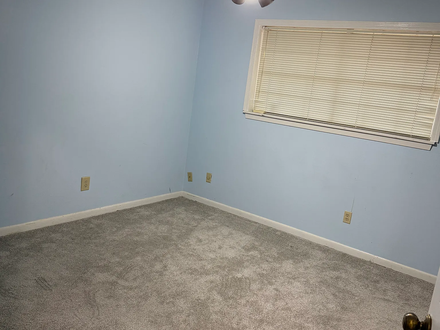 4 bed, 2750 sqft, $2,500 — Photo 2