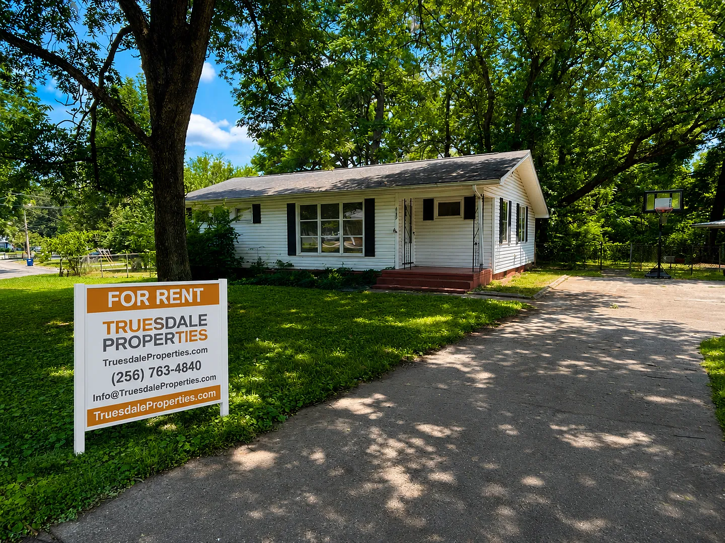 3BR- 1.5BA house with large yard- with move in special to get cash off rent! — Photo 1