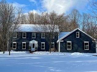 10554 Ridgefield Ct, Cedarburg, WI 53012