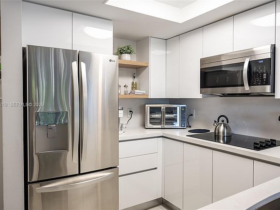 4th image of 2951 S Bayshore Dr #505