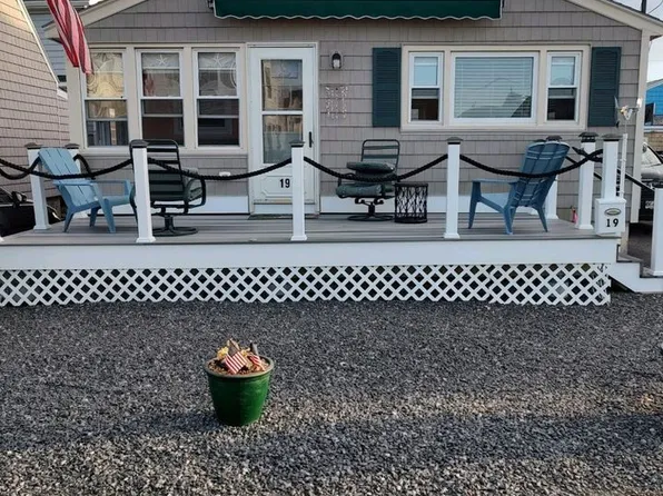 19 Bittersweet Ln, Hampton, NH 03842