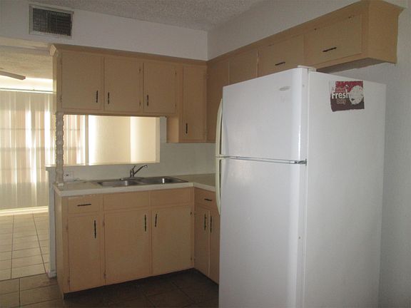 5th image of 4727 Greenwood Dr APT 3