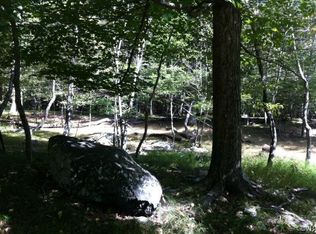 222 Rabbit Ct, Bushkill, PA 18324