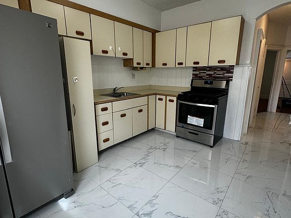 5th image of 76 W 45th St #1