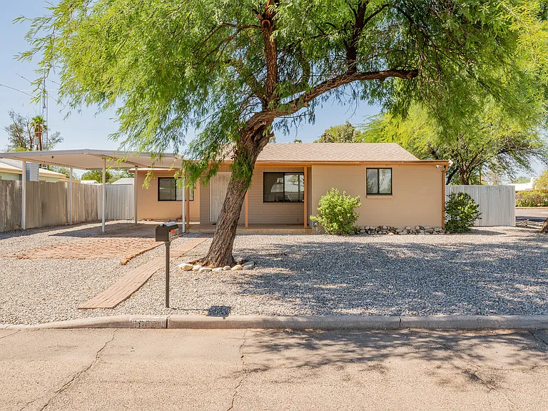 1002 E Simmons St — Photo 1