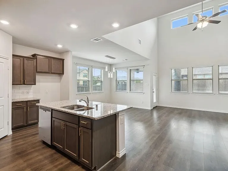 401 Gallop Dr — Photo 4