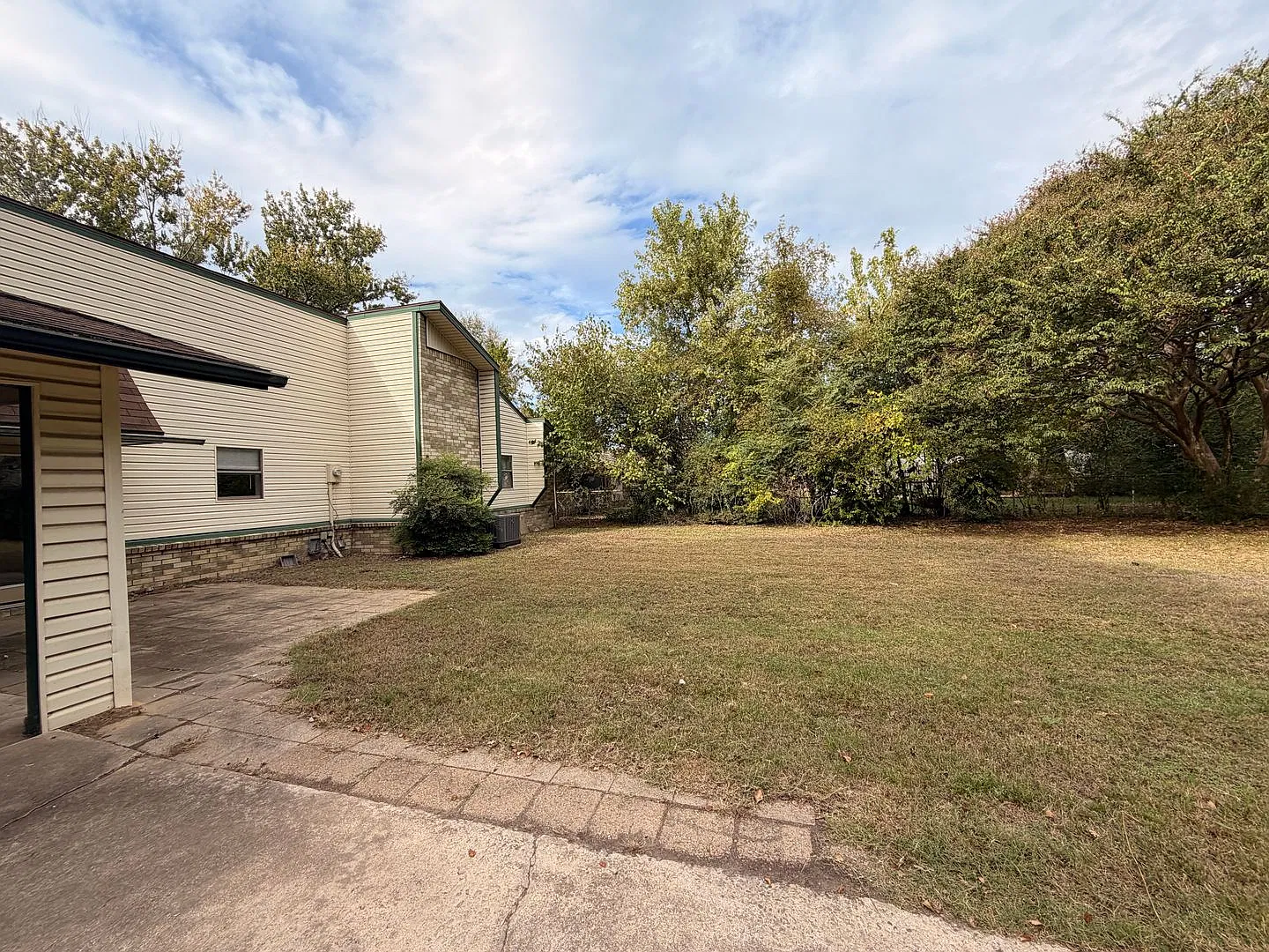 This 3-bedroom, 2-bathroom home in Russellville, AR — Photo 1