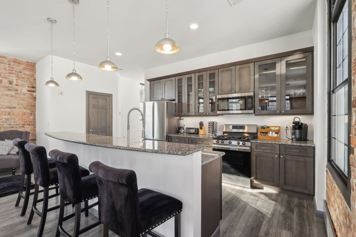 N Park Ave 301-013.jpg