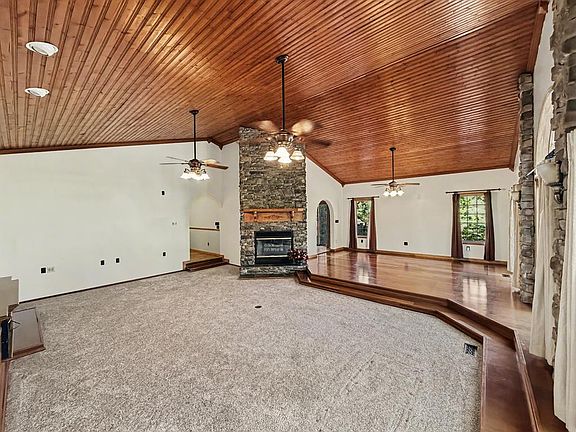 4th image of 102 Summit Dr
