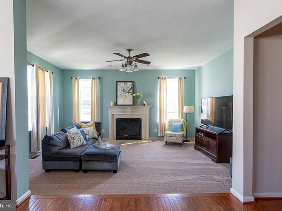 3rd image of 308 Colbert St