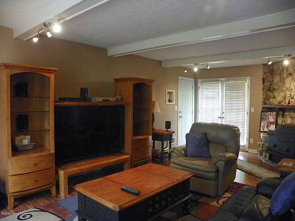 5th image of 155 Barbara Sue Ln