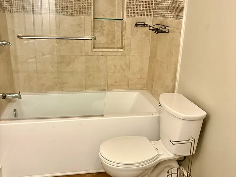 118 E Oak St — Photo 12
