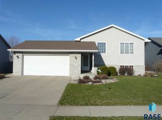 607 S Perry Ln, Harrisburg, SD 57032