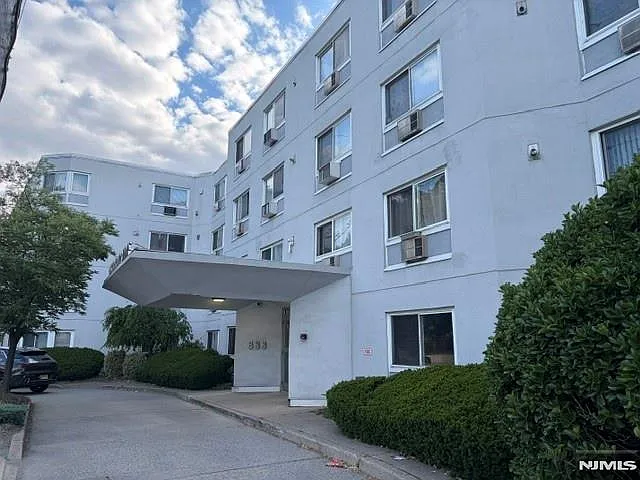 2 bed, 800 sqft, $2,250 — Photo 2