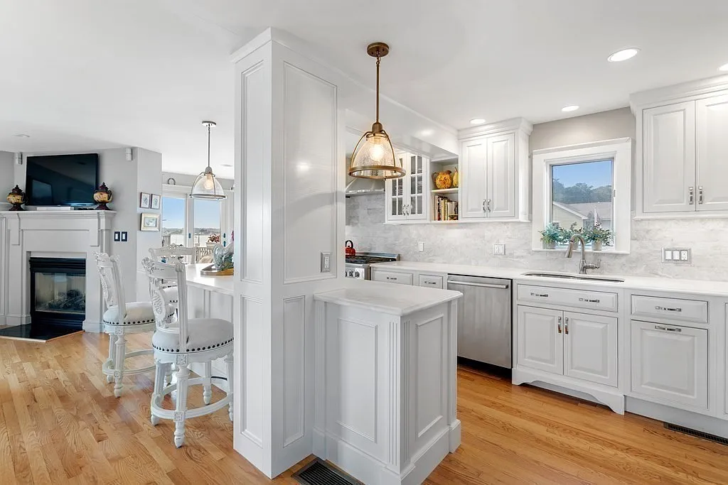 3 bed, 3.5 bath, 2500 sqft, $3,600 — Photo 3
