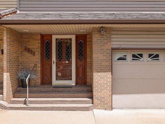 3rd image of 4936 Clubhouse Cir