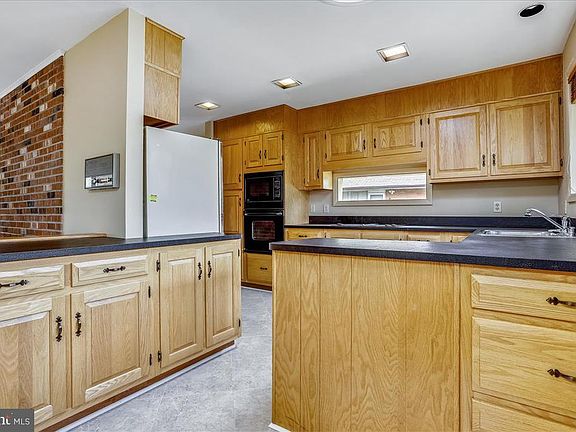 4th image of 10216 Farnham Dr