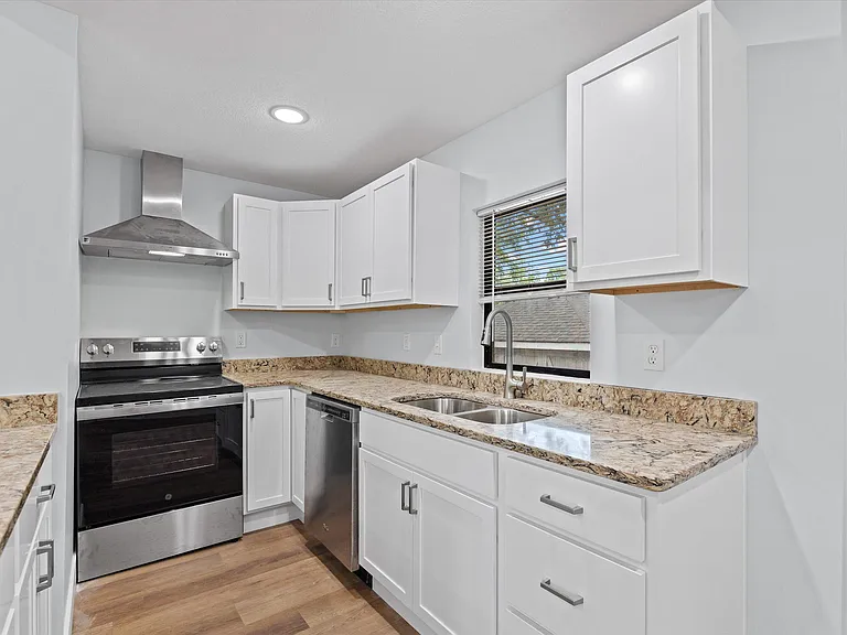 403 N 9th St — Photo 11