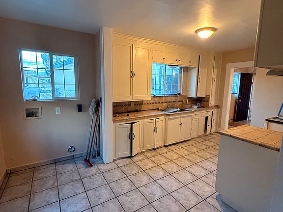 5th image of 3343 E Lowe Ave