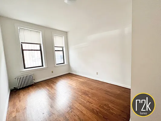 Rented by Realty 2000 Corp | media 6